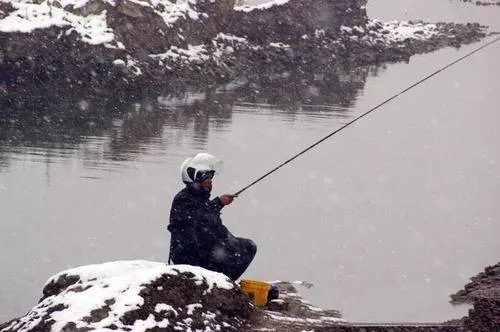 大连一男子顶着大雪钓鱼,你认为钓鱼这项娱乐有何特别之处?
