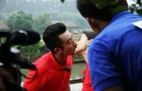 郑恺和杨颖床上接吻？ 只是在节目中吻了下