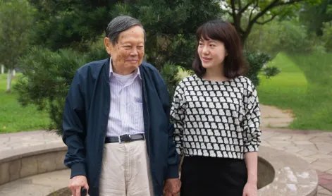 杨振宁允许妻子改嫁,遗产分配让人意外,翁帆为何伤心不已呢?