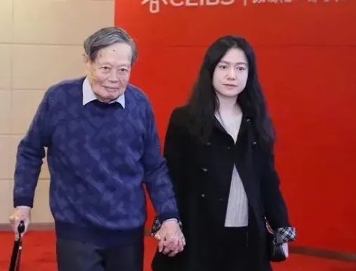 杨振宁允许妻子改嫁,遗产分配让人意外,翁帆为何伤心不已呢?