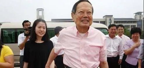 杨振宁允许妻子改嫁,遗产分配让人意外,翁帆为何伤心不已呢?