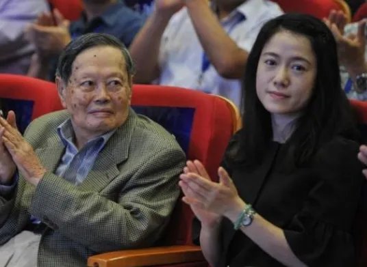 杨振宁允许妻子改嫁,遗产分配让人意外,翁帆为何伤心不已呢?