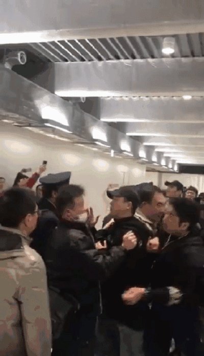中国游客滞留日本机场,与警方发生冲突,他们为什么那么喜欢去日本,你怎么看?