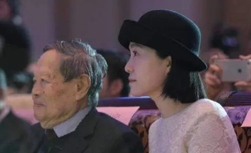 杨振宁允许妻子改嫁,遗产分配让人意外,翁帆为何伤心不已呢?