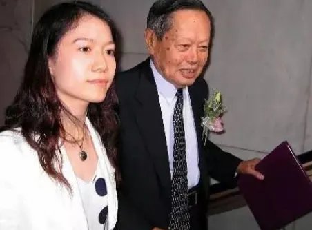 杨振宁允许妻子改嫁,遗产分配让人意外,翁帆为何伤心不已呢?