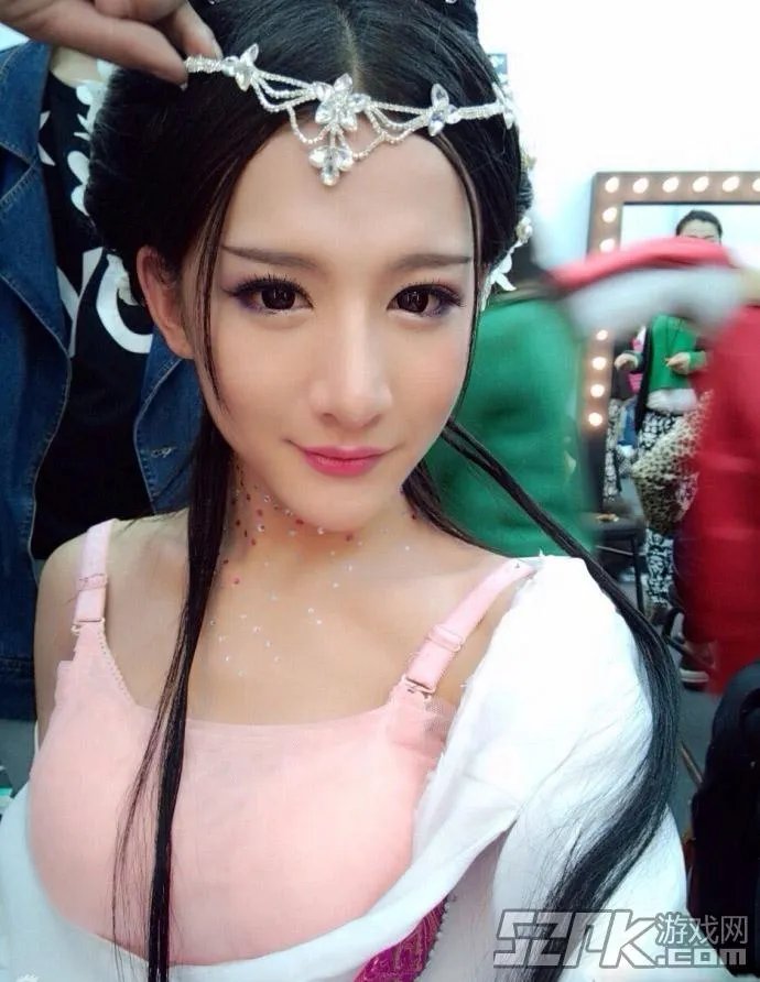 让我摸一摸你的美腿吧!神仙哥哥小灿绝美照片合辑