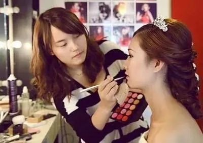 天津哪里有学化妆学校，分什么课