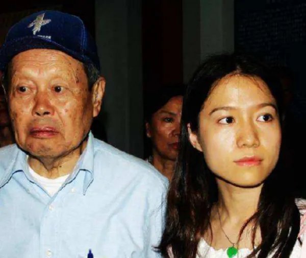 杨振宁允许妻子改嫁,遗产分配让人意外,翁帆为何伤心不已呢?