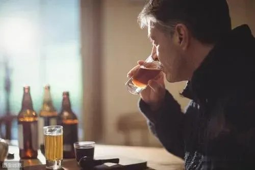 6岁女娃如何教科书式报警救了醉酒爸爸？
