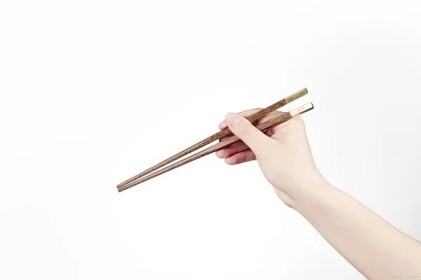 明明是中国人发明的筷子，为什么到了日本和韩国，被改成什么样了呢？