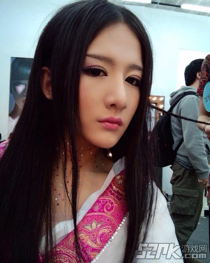让我摸一摸你的美腿吧!神仙哥哥小灿绝美照片合辑