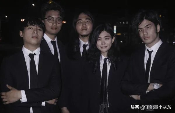 给我一杯酒再给我一支烟歌词？