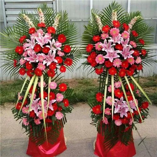 婚礼花篮用什么花好 婚礼花篮多少钱一对