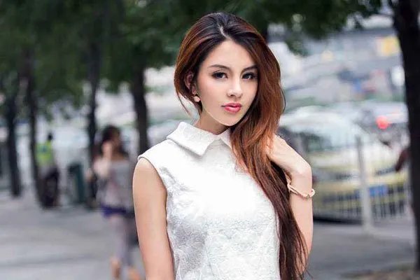 赵惟依曾有全套暗黑照 大胸推女郎赚到钱了吗