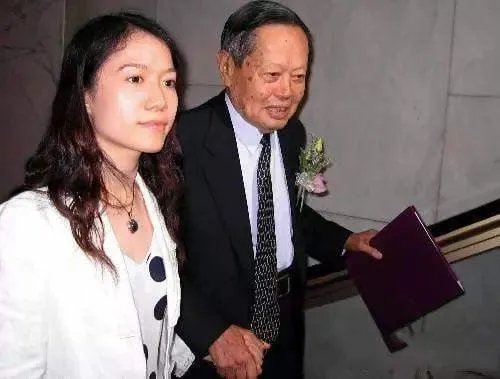 杨振宁允许妻子改嫁,遗产分配让人意外,翁帆为何伤心不已呢?