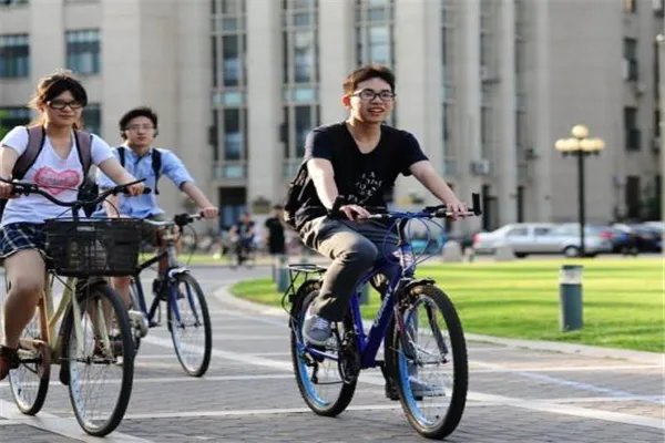 清华一学生边骑车边用电脑,这就是学霸吗?