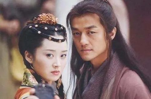 笑傲江湖中令狐冲后期功力大成,是否能单挑过东方不败?