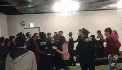 中国游客滞留日本机场,与警方发生冲突,他们为什么那么喜欢去日本,你怎么看?