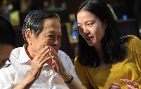杨振宁允许妻子改嫁,遗产分配让人意外,翁帆为何伤心不已呢?