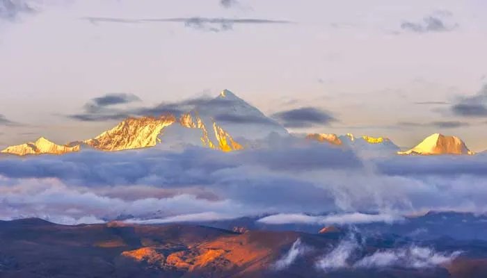 喜马拉雅山是哪两个板块挤压形成的 喜马拉雅山脉是什么板块与什么板块挤压形成的