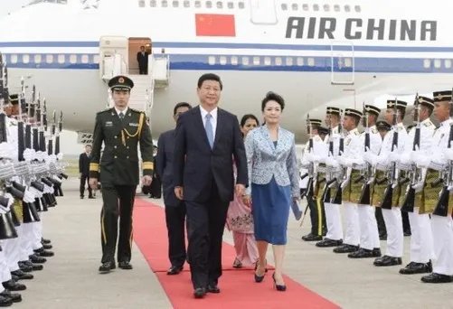 满城尽是黑丝袜 不是往腿上套就是美