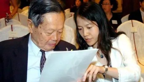 杨振宁允许妻子改嫁,遗产分配让人意外,翁帆为何伤心不已呢?