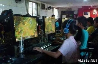 槽点挖掘机第4期：佳子公主你就再穿一次热裤吧！