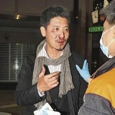 柯震东父亲柯耀宗跪倒街头满嘴是血   每次喝酒都这样