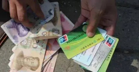 有几张没钱的银行卡,不往里面存钱,也没有销户,很多年后会不会欠银行钱?