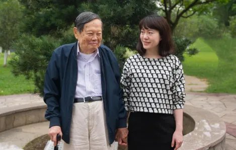 杨振宁允许妻子改嫁,遗产分配让人意外,翁帆为何伤心不已呢?