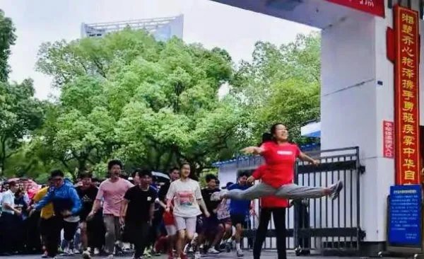这位出考场一字马的女同学,如今怎样了?