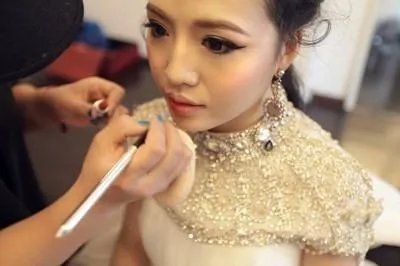 天津哪里有学化妆学校，分什么课