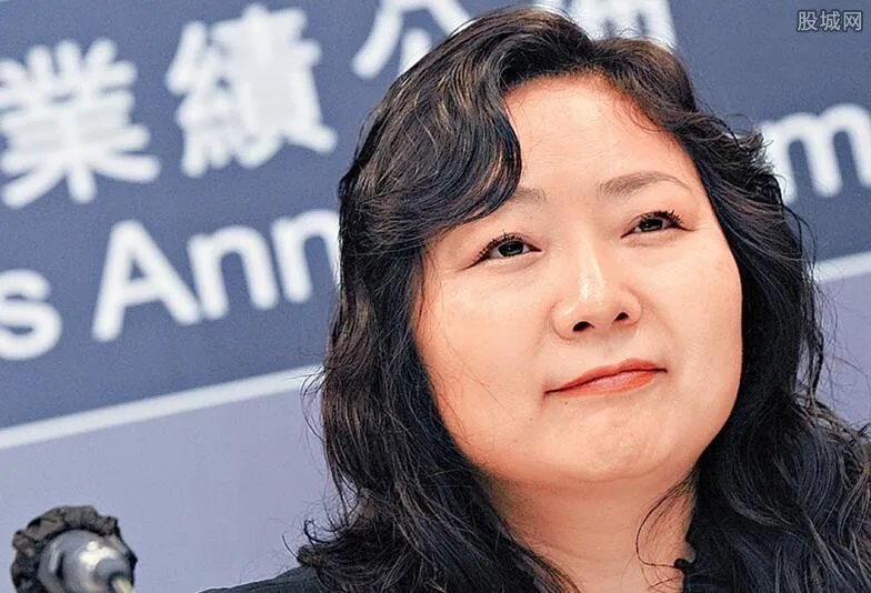 白手起家女首富吴亚军背景 吴亚军现任老公是谁