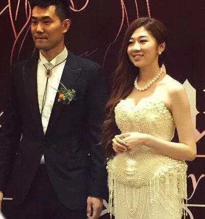 王仕鹏女友图片堪称白富美 面容姣好身材修长