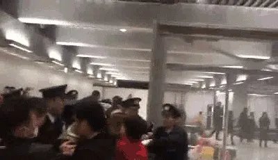 中国游客滞留日本机场,与警方发生冲突,他们为什么那么喜欢去日本,你怎么看?