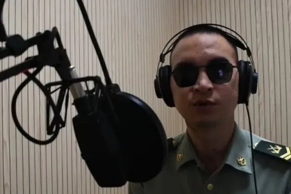 杜富国成为广播播音员是怎么回事?