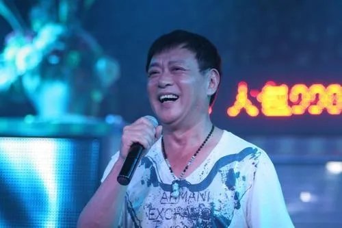 “手里捧着窝窝头,菜里没有一滴油”是哪首歌里面的？