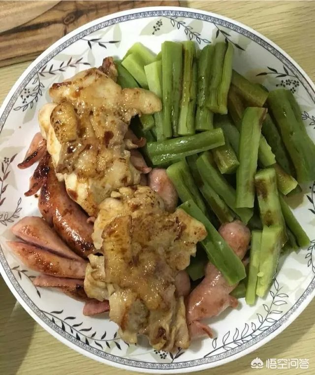 你第一次上灶做饭，给多少人做？做了几道菜，客人是否满意？
