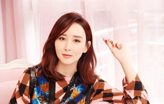 胡静发文“姐的青春又回来了”，早就已经嫁入豪门的她如今过得怎样？
