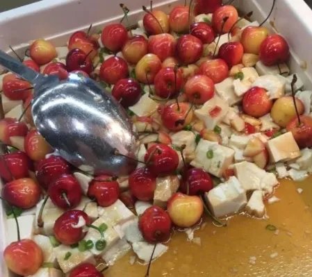 芜湖一高校食堂做黑暗料理西红柿炒月饼,你还见过哪些黑暗料理?