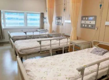 青岛一男子被大力女朋友锤断3根肋骨，女友的行为是否构成故意伤害罪？