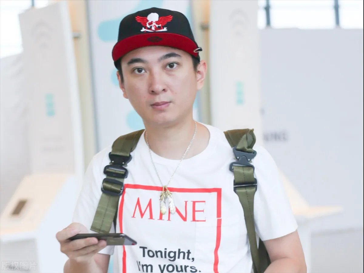 王思聪和新欢逛街,此女子是何许人也?