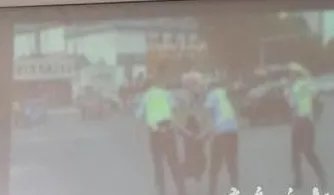 济南一女子闯红灯被查后声称要住马路上把路全堵住是怎么回事?