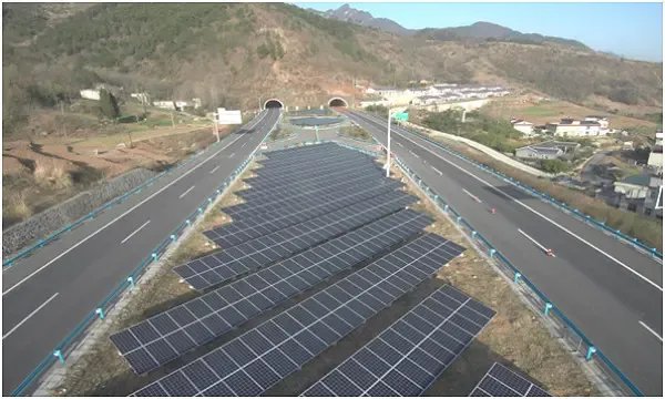 中国成功建造全球第一条光伏高速公路,这条公路最大的特点是什么?