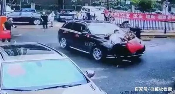 婚车失控撞死两姐弟，新娘从婚车下来后，婚礼正常进行！你怎么看待这件事？