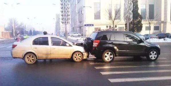 大理多人躺网红公路中间拍照引热议,这种行为存在哪些安全隐患?