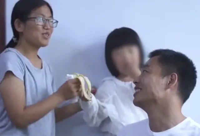 20年后打老师的男子想当面向老师道歉,他为何不先向家人道歉?