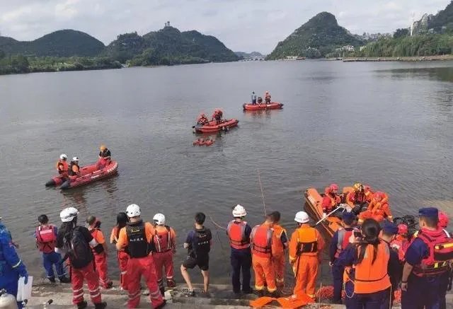 贵州公交坠湖事故已致21死,如此惨剧是如何发生的?