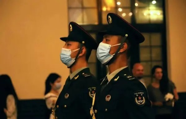 中国仪仗队跟外国仪仗队你更喜欢哪一个?为什么?