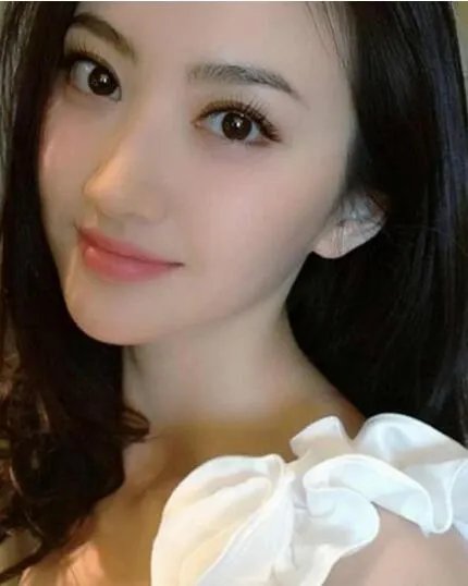 景甜晒美照被赞 揭秘其是否整过容